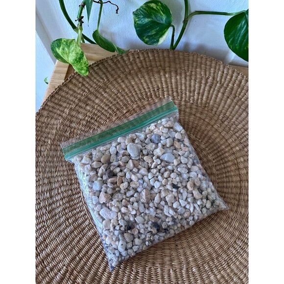 Bag of Small decorative stones - Picture 1 of 8